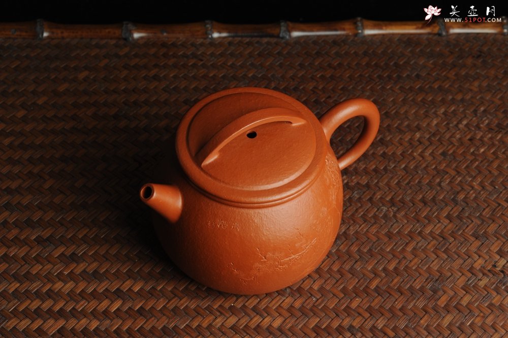 紫砂壶图片：优质赵庄朱泥全手工汉瓦 方健双刀文气装饰悟道罗汉图 - 美壶网