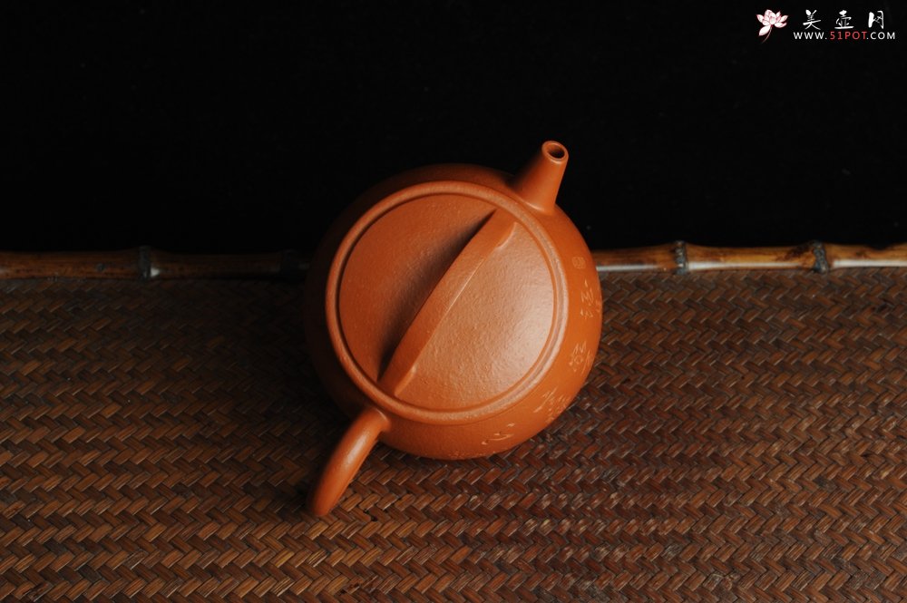 紫砂壶图片：优质赵庄朱泥全手工汉瓦 方健双刀文气装饰静心罗汉图 - 美壶网