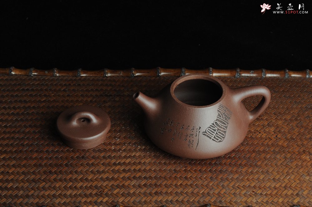 紫砂壶图片：优质紫泥 全手工摹古子冶石瓢 骨肉匀挺 桑宝安高徒孙嘉宜文气装饰 行之以躬 不言而信 - 美壶网