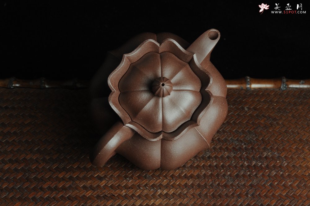 紫砂壶图片：优质紫泥莲花僧帽 线条干净利落 - 美壶网