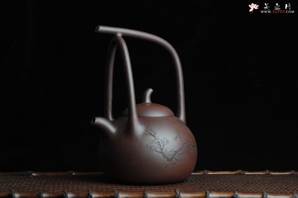 紫砂壶图片：全手工精品东坡提梁壶 难度大 精心装饰梅花 暗香袭来 - 美壶网