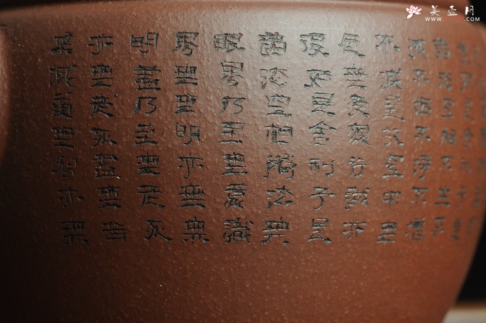 紫砂壶图片：美壶特惠 优质紫泥心经汉瓦 陈俊儒精心装饰 文气十足 - 美壶网