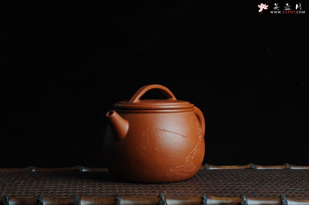 紫砂壶图片：优质赵庄朱泥全手工汉瓦 方健双刀文气装饰独钓寒江图 - 美壶网