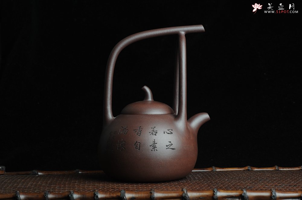 紫砂壶图片：全手工精品东坡提梁壶 难度大 精心装饰梅花 暗香袭来 - 美壶网