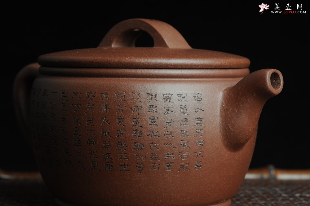 紫砂壶图片：美壶特惠 优质紫泥心经汉瓦 陈俊儒精心装饰 文气十足 - 美壶网