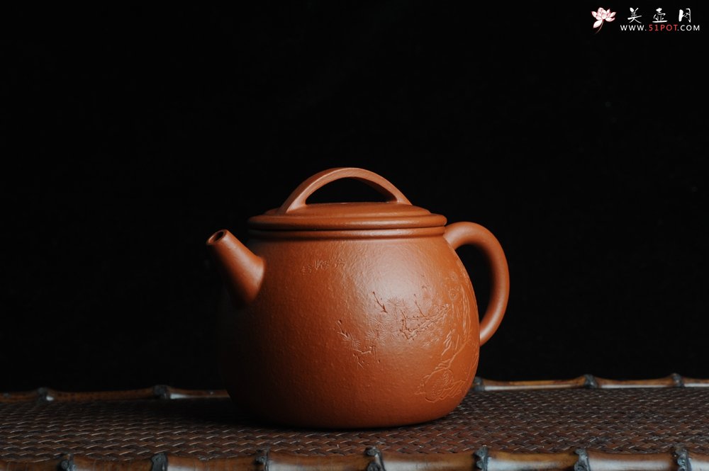 紫砂壶图片：优质赵庄朱泥全手工汉瓦 方健双刀文气装饰悟道罗汉图 - 美壶网