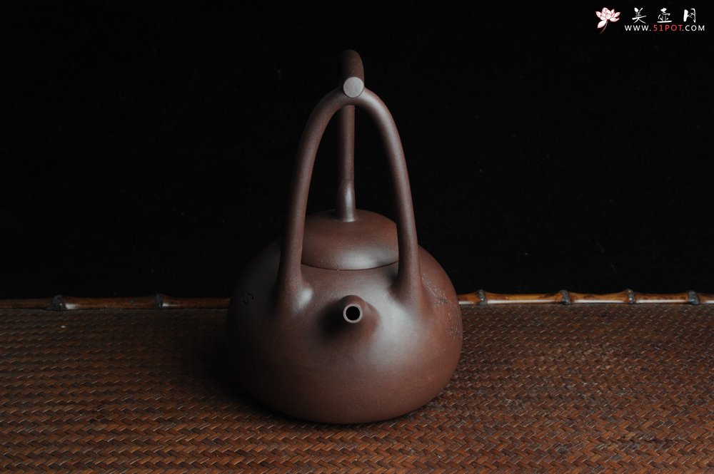 紫砂壶图片：全手工精品东坡提梁壶 难度大 精心装饰梅花 暗香袭来 - 美壶网