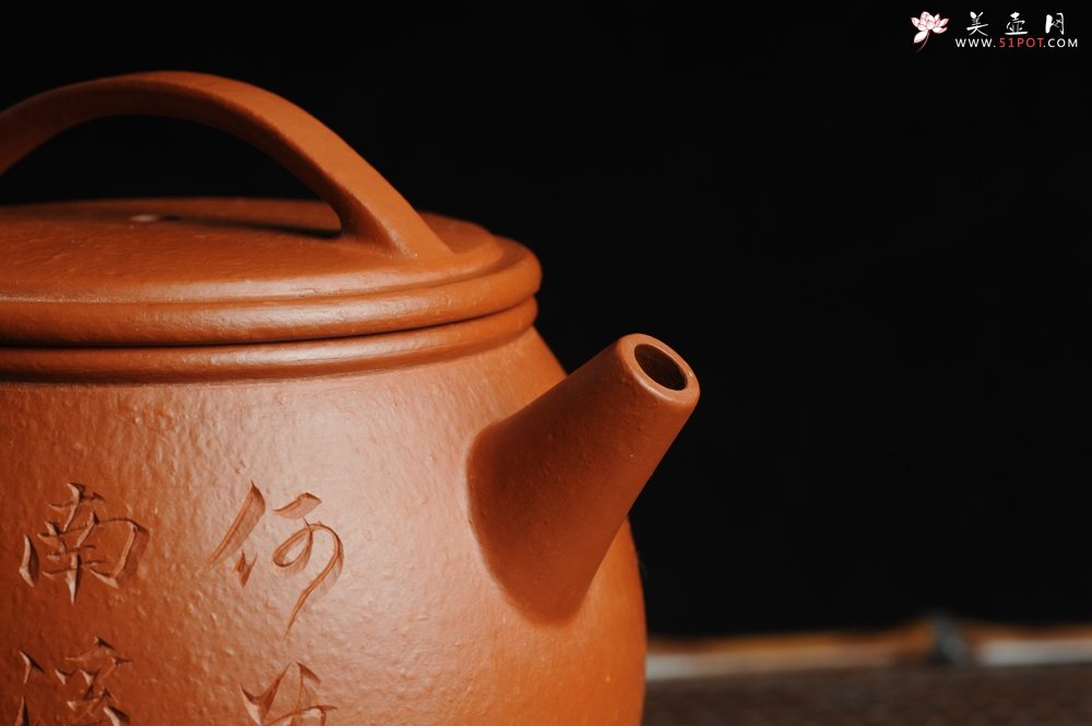 紫砂壶图片：优质赵庄朱泥全手工汉瓦 方健双刀文气装饰独钓寒江图 - 美壶网