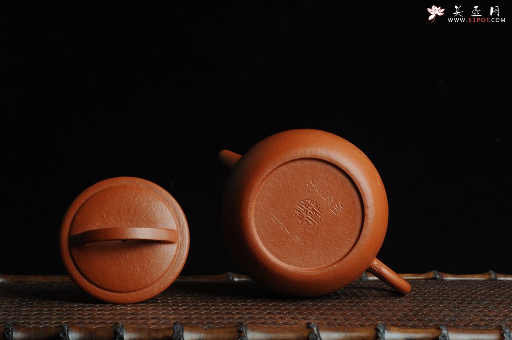 紫砂壶图片：优质赵庄朱泥全手工汉瓦 方健双刀文气装饰悟道罗汉图 - 美壶网