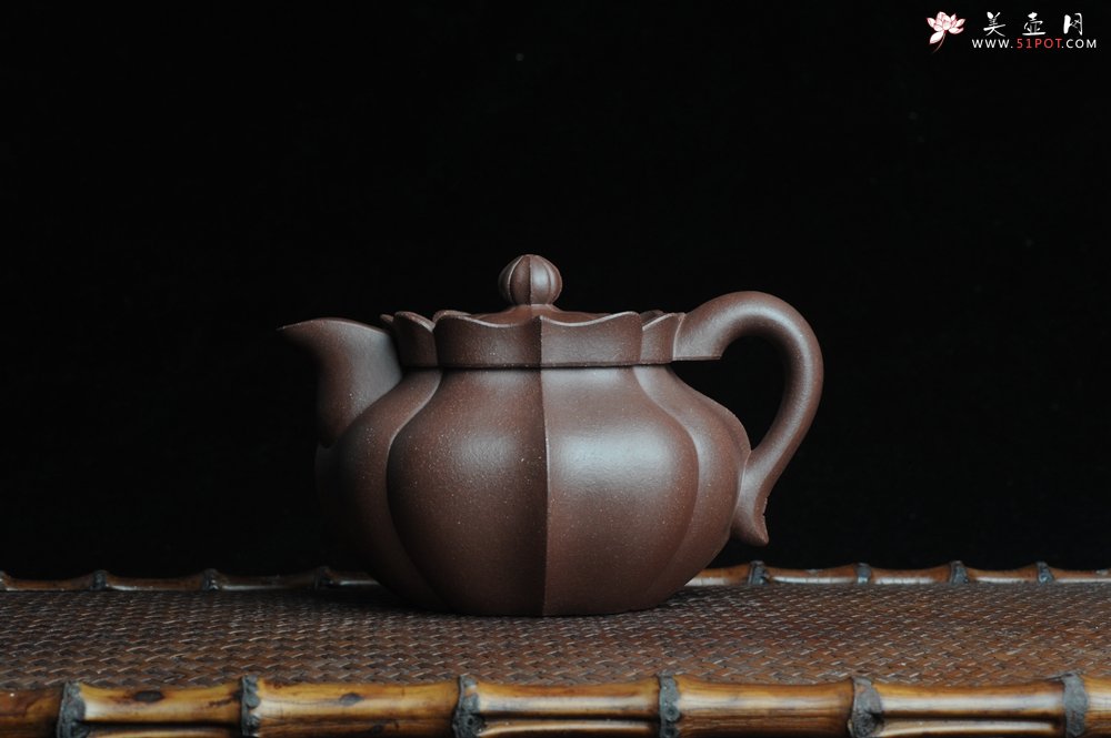 紫砂壶图片：优质紫泥莲花僧帽 线条干净利落 - 美壶网