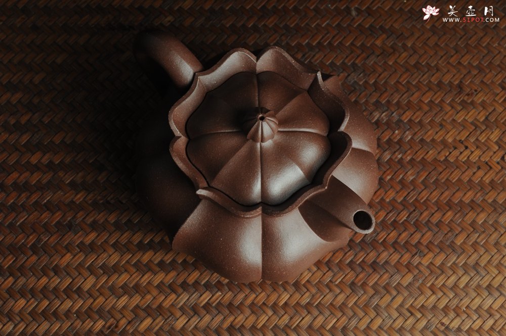 紫砂壶图片：优质紫泥莲花僧帽 线条干净利落 - 美壶网