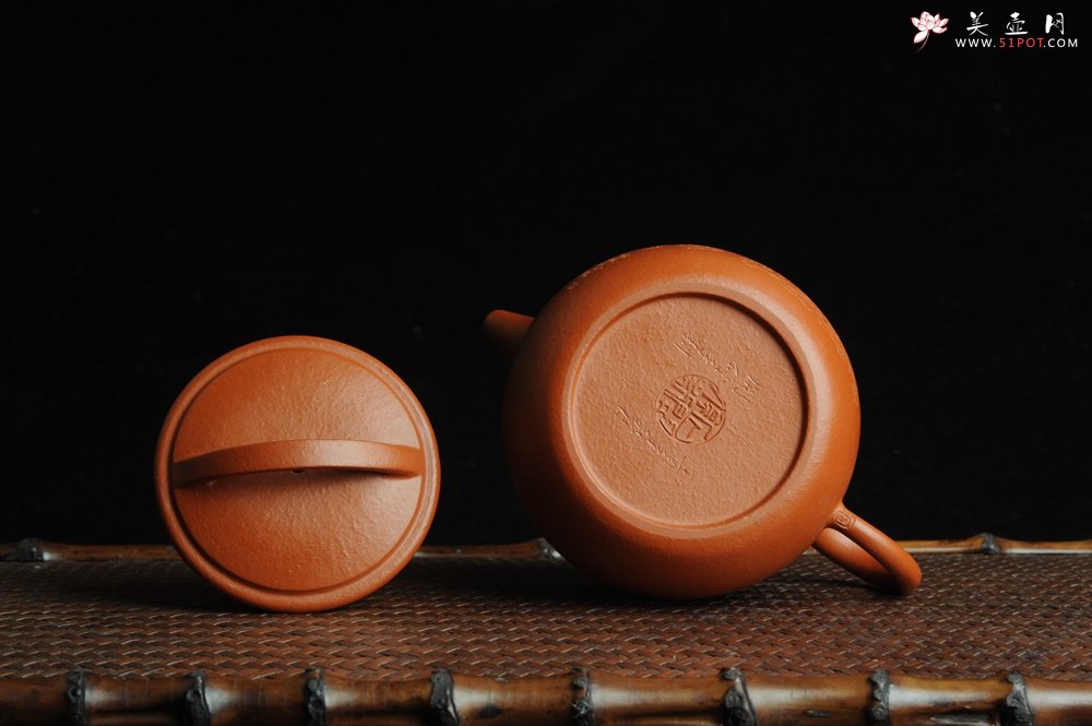 紫砂壶图片：优质赵庄朱泥全手工汉瓦 方健双刀文气装饰静心罗汉图 - 美壶网