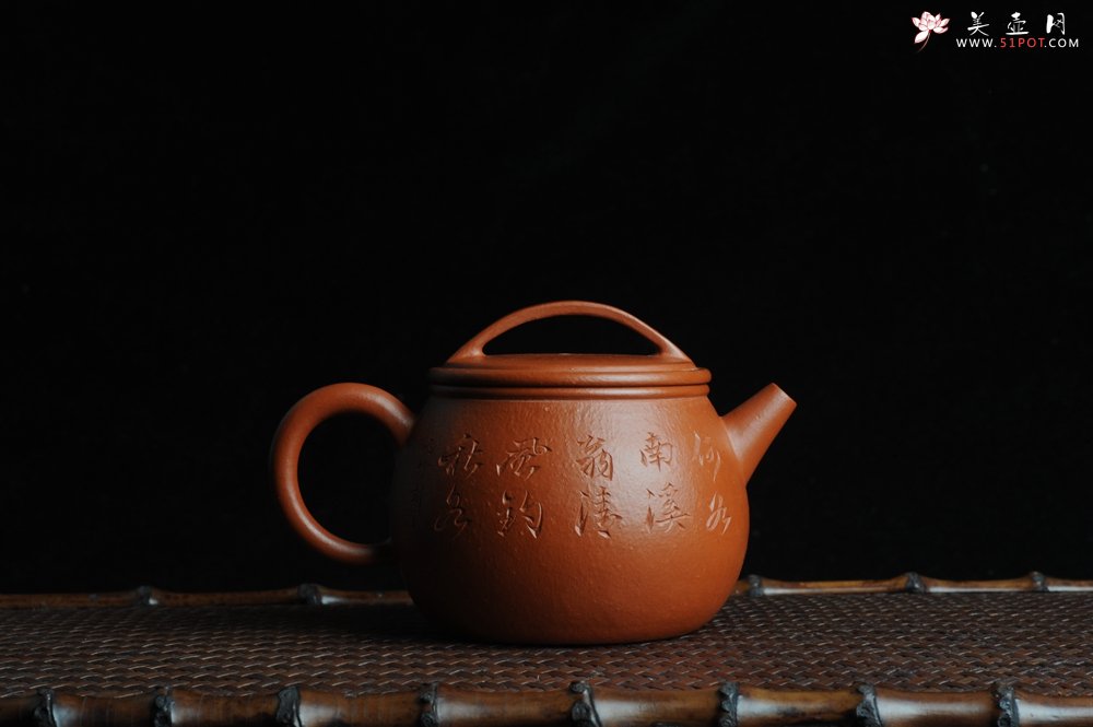 紫砂壶图片：优质赵庄朱泥全手工汉瓦 方健双刀文气装饰独钓寒江图 - 美壶网
