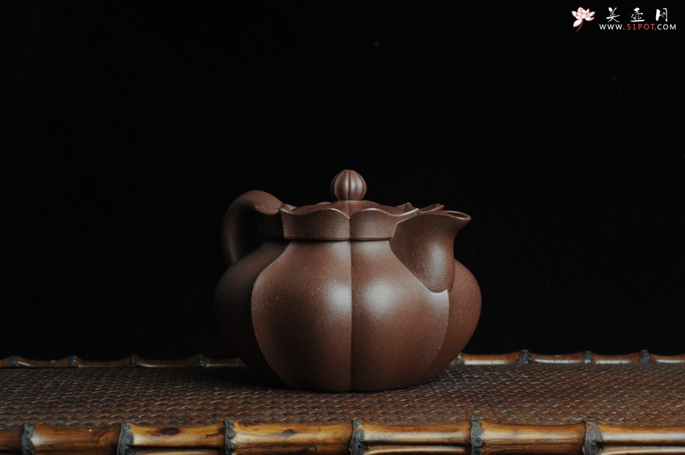 紫砂壶图片：优质紫泥莲花僧帽 线条干净利落 - 美壶网