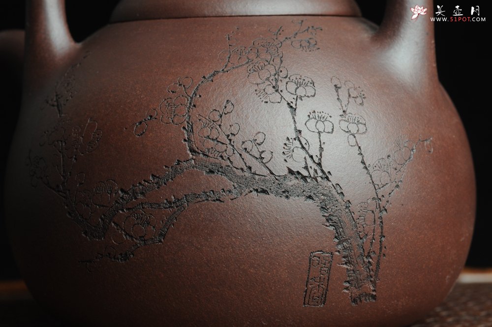 紫砂壶图片：全手工精品东坡提梁壶 难度大 精心装饰梅花 暗香袭来 - 美壶网