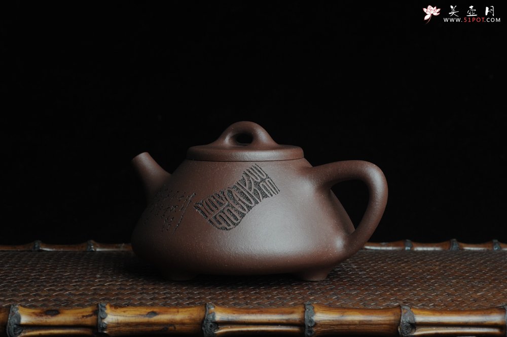 紫砂壶图片：优质紫泥 全手工摹古子冶石瓢 骨肉匀挺 桑宝安高徒孙嘉宜文气装饰 行之以躬 不言而信 - 美壶网