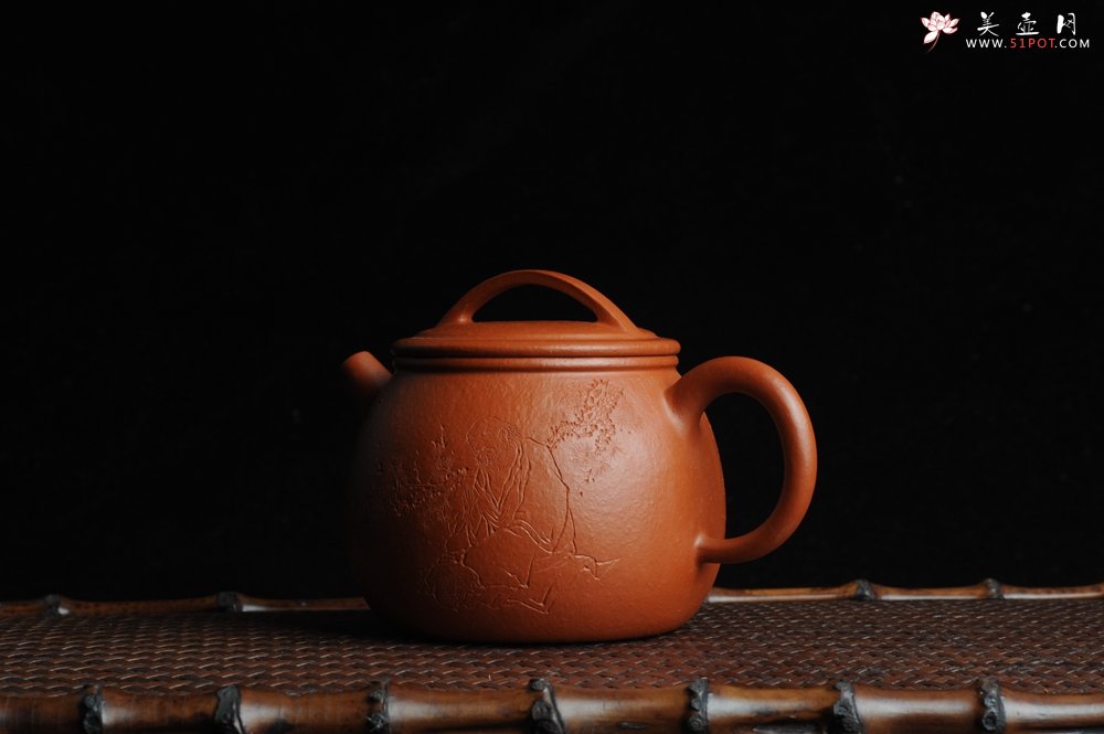 紫砂壶图片：优质赵庄朱泥全手工汉瓦 方健双刀文气装饰悟道罗汉图 - 美壶网