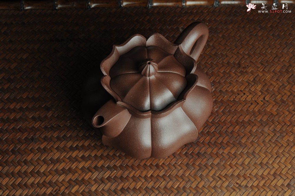 紫砂壶图片：优质紫泥莲花僧帽 线条干净利落 - 美壶网