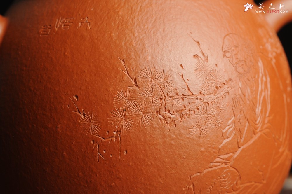 紫砂壶图片：优质赵庄朱泥全手工汉瓦 方健双刀文气装饰悟道罗汉图 - 美壶网