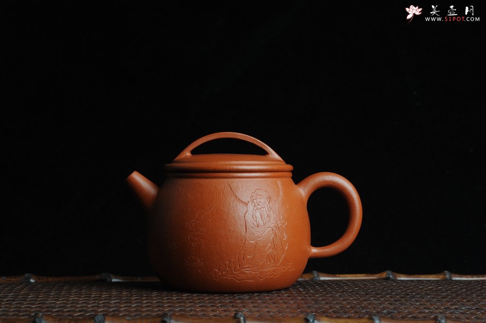 紫砂壶图片：优质赵庄朱泥全手工汉瓦 方健双刀文气装饰静心罗汉图 - 美壶网