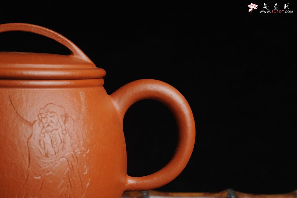 紫砂壶图片：优质赵庄朱泥全手工汉瓦 方健双刀文气装饰静心罗汉图 - 美壶网