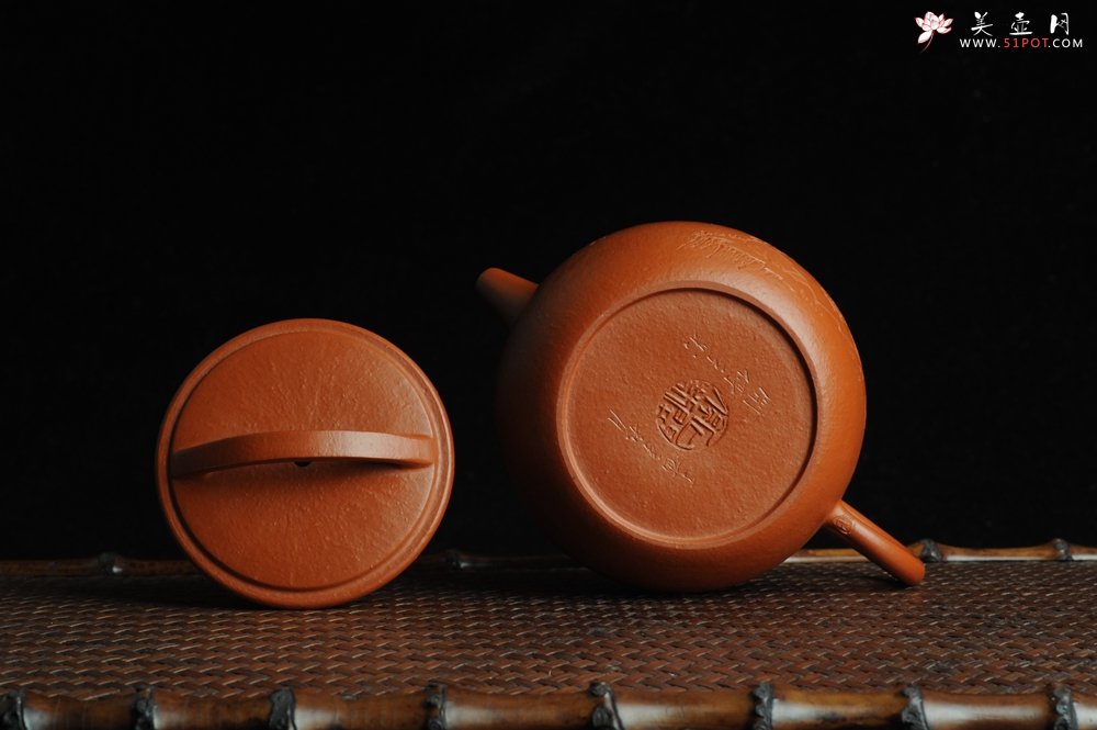 紫砂壶图片：优质赵庄朱泥全手工汉瓦 方健双刀文气装饰独钓寒江图 - 美壶网