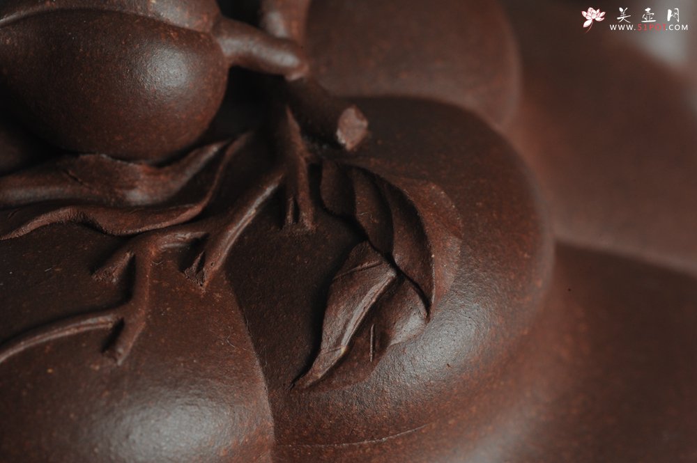 紫砂壶图片：精品全手工上合桃 助工俞霞即兴装饰 - 美壶网