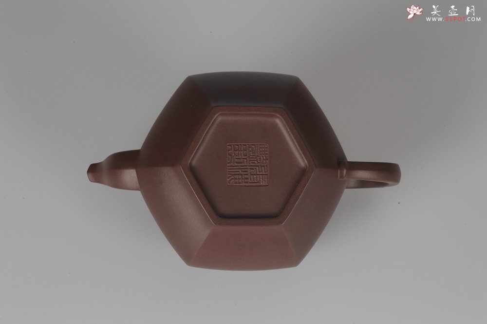 紫砂壶图片：气势磅礴 线面挺括 全手工精工老紫泥六方笑樱壶 - 美壶网