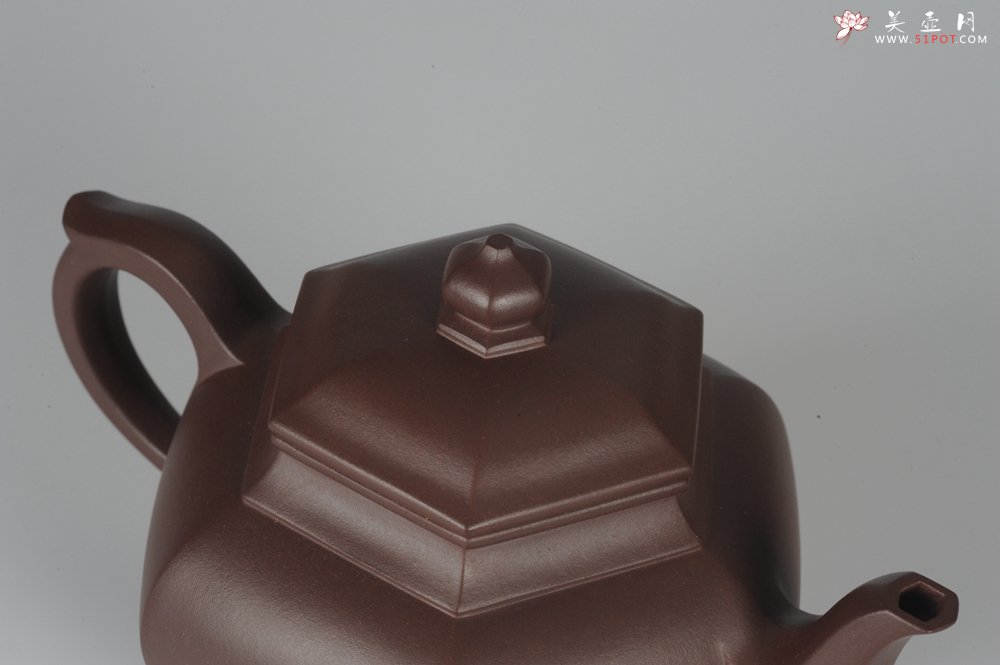 紫砂壶图片：气势磅礴 线面挺括 全手工精工老紫泥六方笑樱壶 - 美壶网