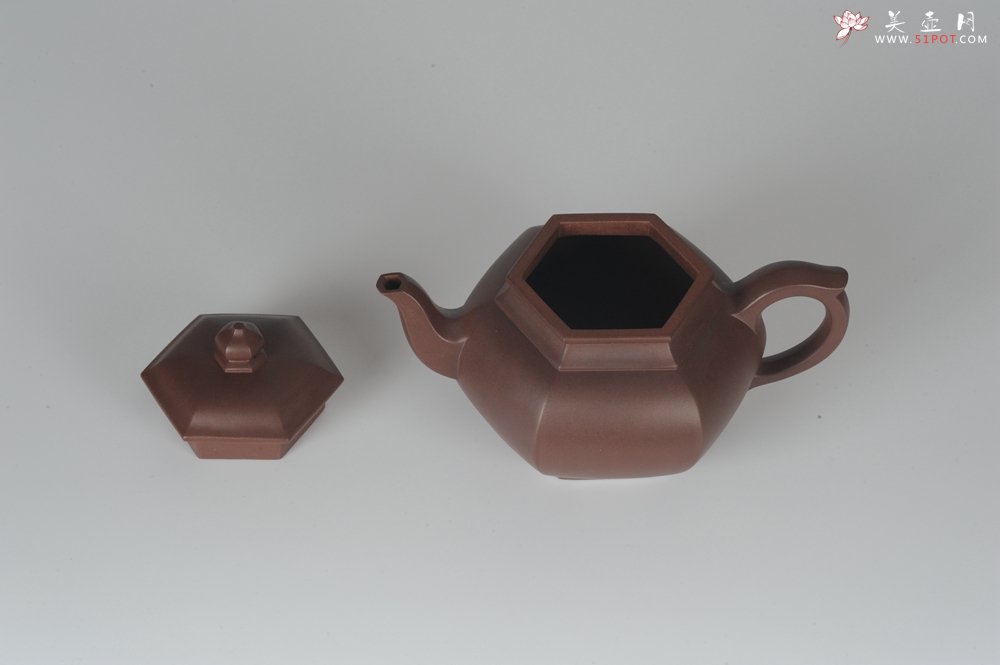 紫砂壶图片：气势磅礴 线面挺括 全手工精工老紫泥六方笑樱壶 - 美壶网