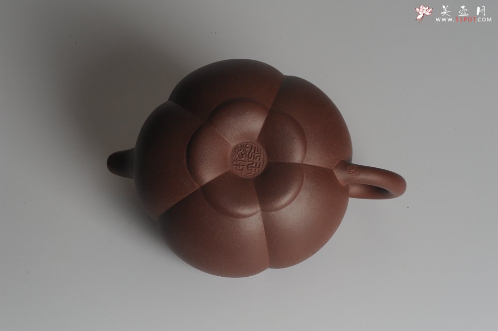 紫砂壶图片：精品全手工上合桃 助工俞霞即兴装饰 - 美壶网