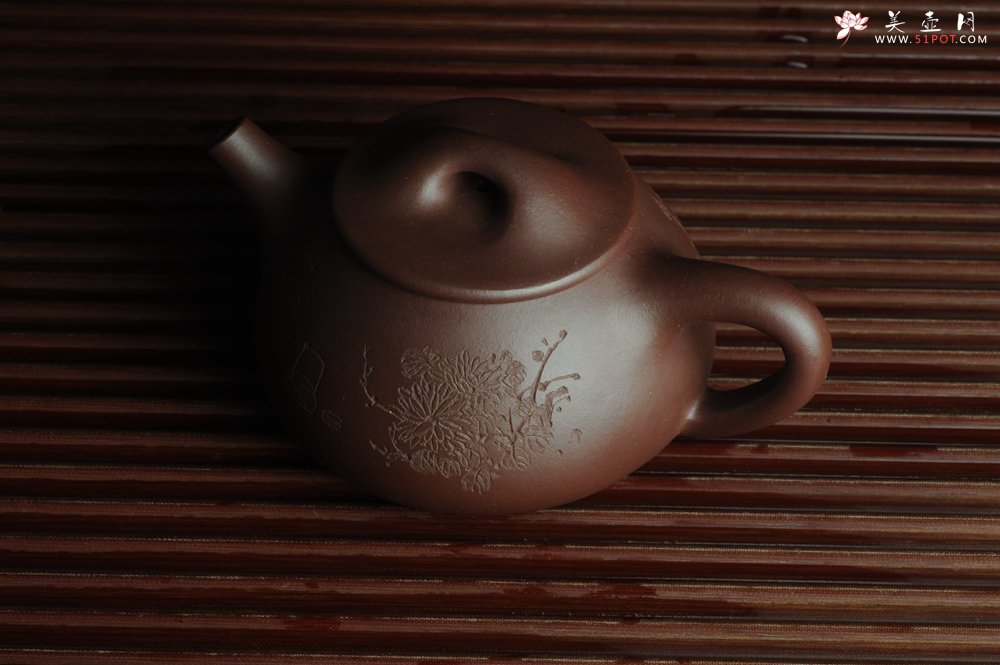 紫砂壶图片：美壶特惠 深丛隐孤芳 经典平盖小石瓢 满瓢（景舟石瓢）装饰菊花 泥料超好高档包装 做工灰常精致 - 美壶网