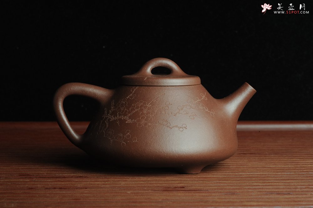 紫砂壶图片：优质紫泥 全手工摹古子冶石瓢 骨肉匀挺 清茗堂助工文气装饰通转梅花 暗香袭来 - 美壶网