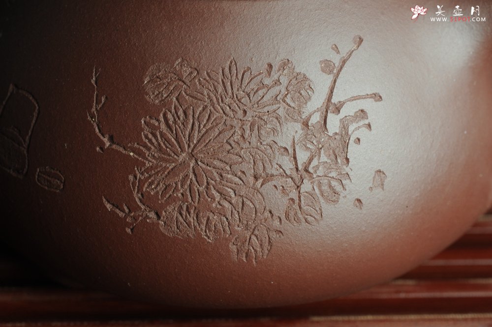 紫砂壶图片：美壶特惠 深丛隐孤芳 经典平盖小石瓢 满瓢（景舟石瓢）装饰菊花 泥料超好高档包装 做工灰常精致 - 美壶网