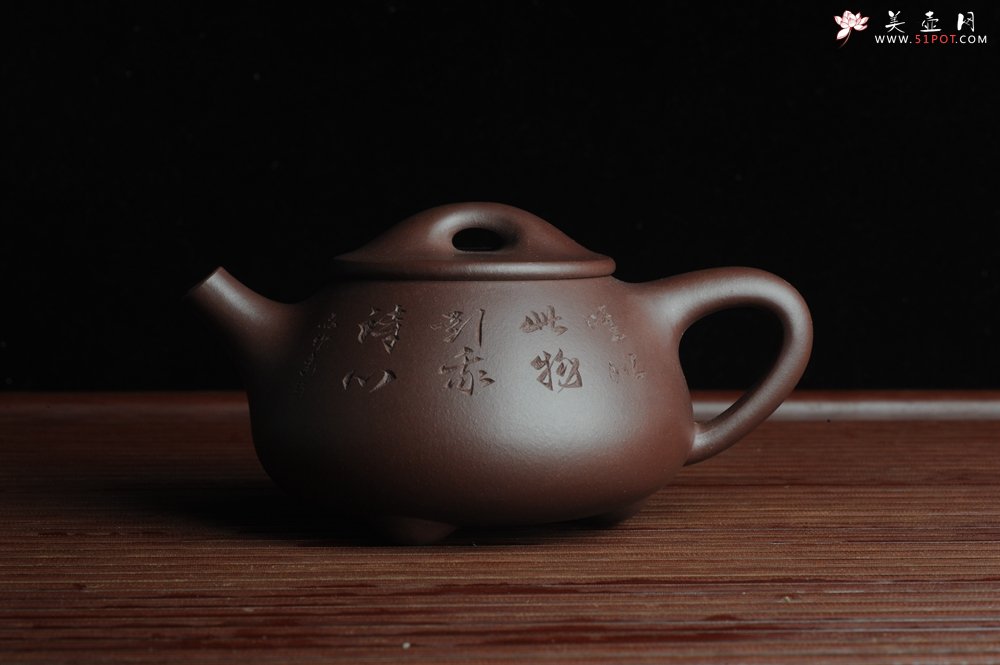 紫砂壶图片：美壶特惠 经典平盖小石瓢 满瓢（景舟石瓢）方健双刀即兴装饰松下高士煮茶图 泥料超好 做工灰常精致 - 美壶网