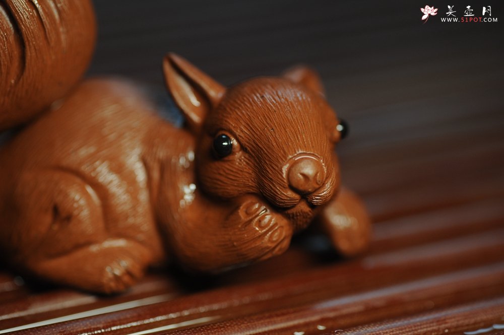 紫砂壶图片：美宠特惠 精致手工茶宠清水泥拉毛松鼠 神态可掬 有趣 - 美壶网