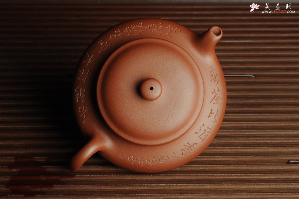 紫砂壶图片：美壶特惠 老清水泥虚扁 助工俞霞老双刀法铭文  若能杯水如名淡 应信春茶比酒浓 - 美壶网