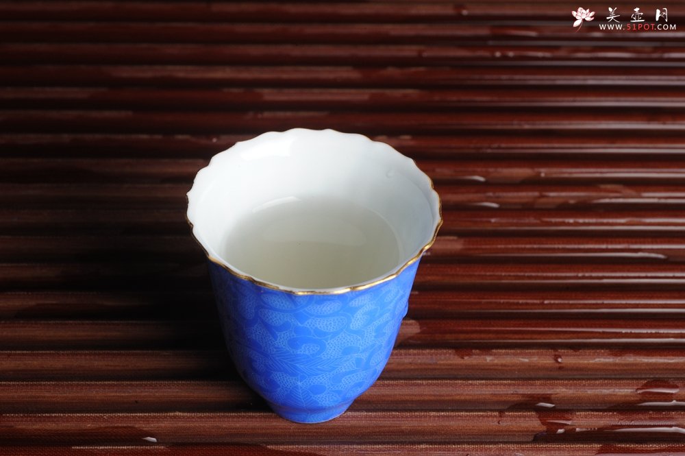 紫砂壶图片：纯手工景德镇摹古雍正蓝色扒花杯 灰常精致 送女友老婆 适合女士 - 美壶网