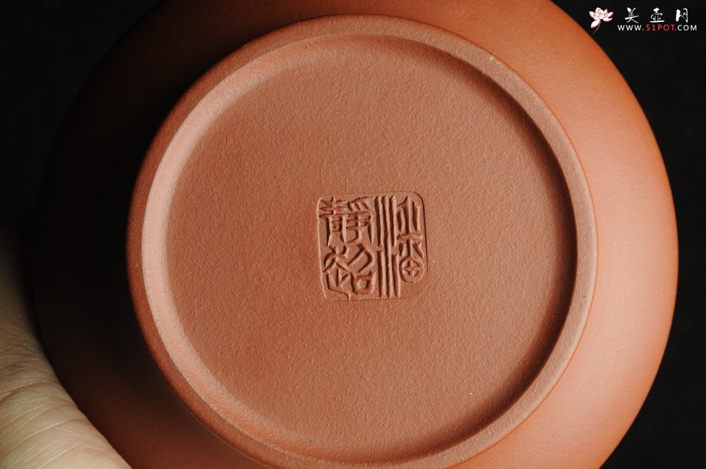 紫砂壶图片：美壶特惠 老清水泥虚扁 助工俞霞老双刀法铭文  若能杯水如名淡 应信春茶比酒浓 - 美壶网