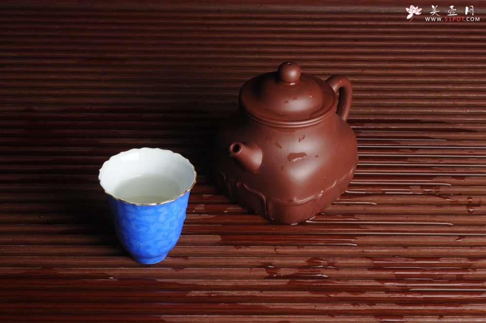 紫砂壶图片：纯手工景德镇摹古雍正蓝色扒花杯 灰常精致 送女友老婆 适合女士 - 美壶网