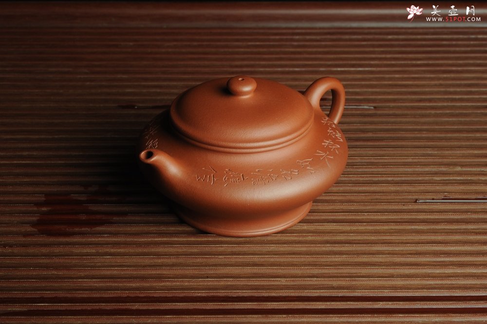 紫砂壶图片：美壶特惠 老清水泥虚扁 助工俞霞老双刀法铭文  若能杯水如名淡 应信春茶比酒浓 - 美壶网