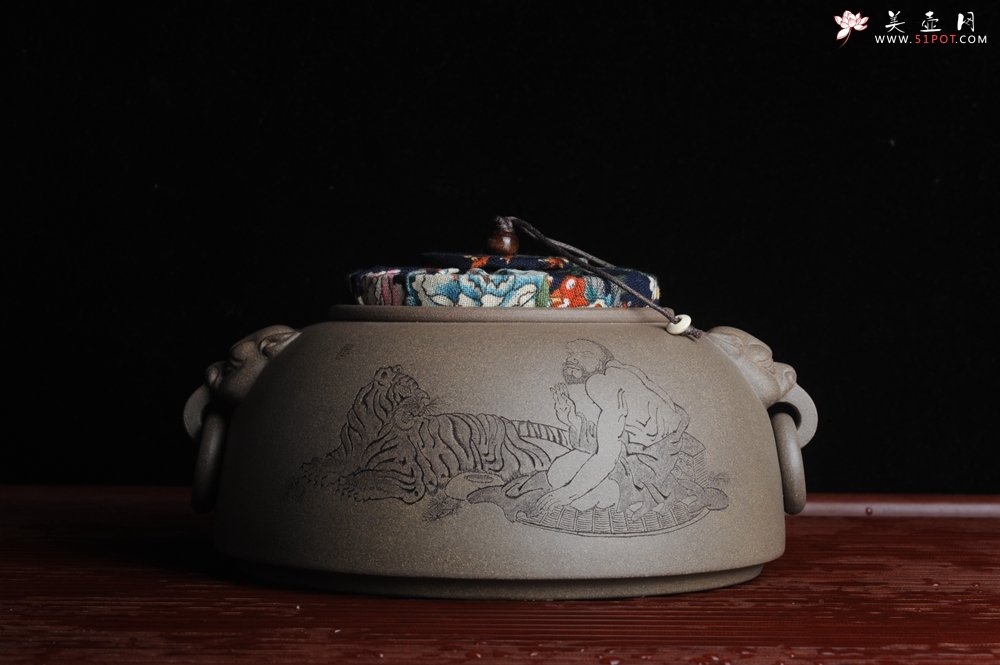 紫砂壶图片：老青段精品瑞兽双耳罐 茶仓 水洗 烟灰缸 多用 子陶刻达摩伏虎图 不输名、家 - 美壶网