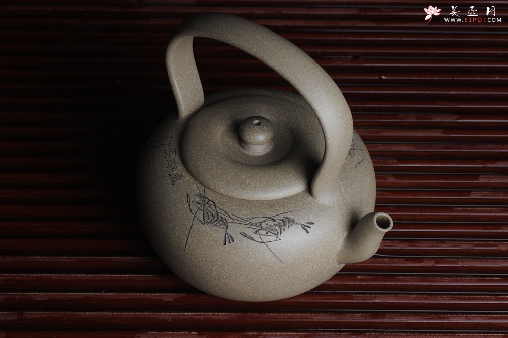 紫砂壶图片：美壶特惠 老青段 助工精工太白提梁 子陶刻对虾 - 美壶网