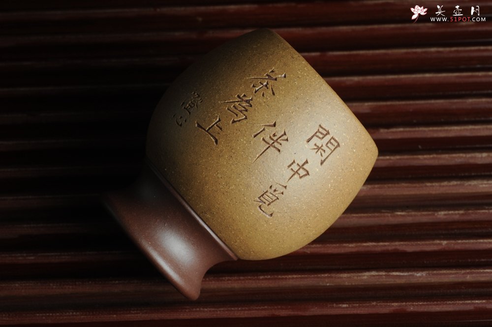 紫砂壶图片：精品紫砂杯 私人定制 紫泥粉段泥 助工俞霞老双刀刻字 手感特扎实 茶人醉爱 - 美壶网