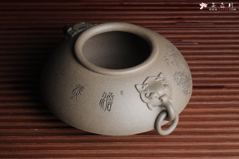 紫砂壶图片：精品特惠 老青段精品瑞兽双耳罐 茶仓 茶叶罐 水洗 烟灰缸 多用 子陶刻老人松 不输名、家 - 美壶网