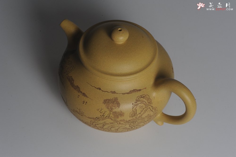 紫砂壶图片：美壶特惠 精工本山段山水莲子壶 端庄秀雅 人品若山极崇峻 情怀与水同清幽 - 美壶网