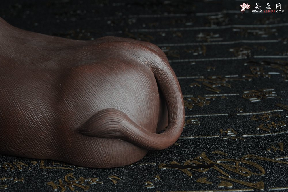 紫砂壶图片：美宠特惠 精品大黑牛茶宠 卧牛 长27cm牛身最宽度9cm - 美壶网