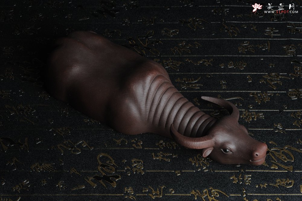紫砂壶图片：美宠特惠 精品大黑牛茶宠 卧牛 长27cm牛身最宽度9cm - 美壶网