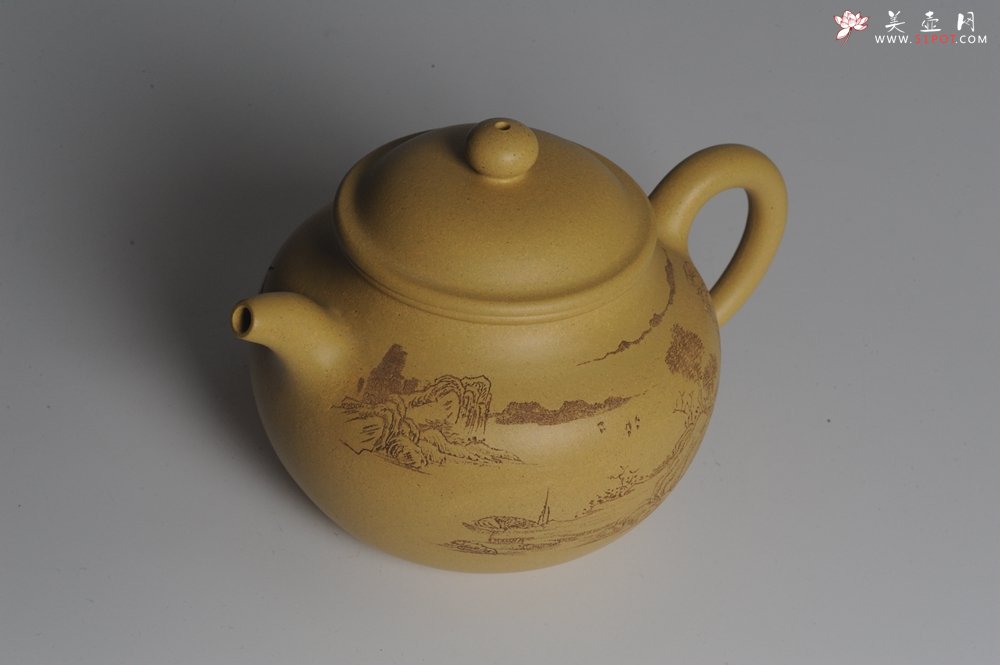 紫砂壶图片：美壶特惠 精工本山段山水莲子壶 端庄秀雅 人品若山极崇峻 情怀与水同清幽 - 美壶网