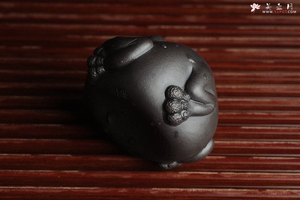 紫砂壶图片：美宠特惠 精工黑泥金蟾茶宠 招财 茶盘尤物 - 美壶网